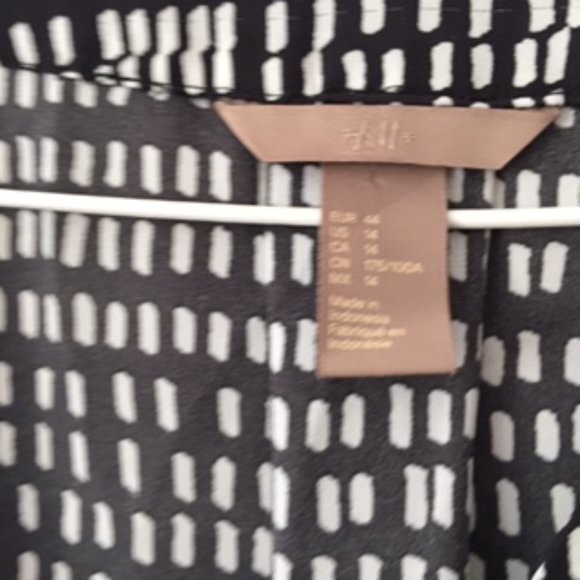 H & M WOMEN BLOUSE.  SIZE  EUR 44/US 14/CA 14.  COLOR BLACK AND WHITE - Picture 4 of 4